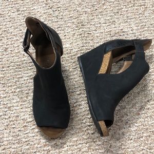 Black Boutique peep toe wedge sz 10.